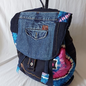 Sac à dos en jeans recyclés fait main, wax  africain bleu rouge, création personnalisée