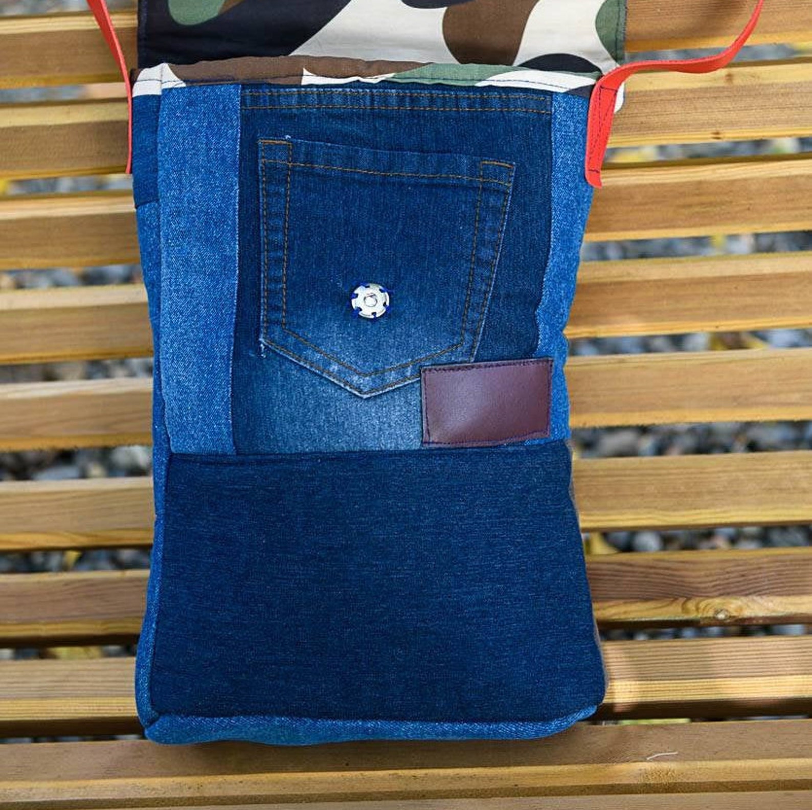 Umhängetasche aus recycelten Jeans mit rotem Leder-Touch | Etsy