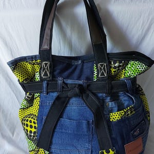 Einkaufstasche aus recyceltem Denim, veredelt mit limettengrünem Wachsstoff, Griffe aus Lederjeans
