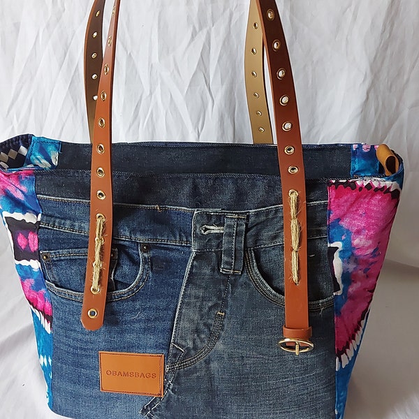 sac à main femme en jeans recyclés, wax coloré bleu-rouge sur les cotés, fermeture éclair