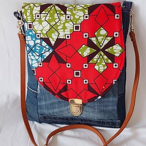 Sac bandoulière en jeans recyclé, rabat wax multi-couleur, fermeture boucle cartable