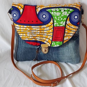 Sac femme bandoulière en jeans recyclé, rabat wax coloré, fermeture boucle cartable