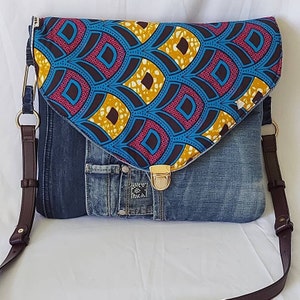 Sac bandoulière en jeans recyclé, rabat wax africain bleu, fermeture boucle cartable
