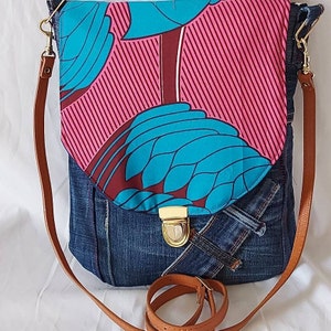 Besace bandoulière en jeans recyclé, rabat wax africain bleu, fermeture boucle cartable