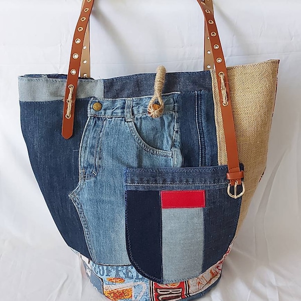 Sac cabas en denim patchwork et toiles colorées, cordelette tissée et deux ceintures en anses