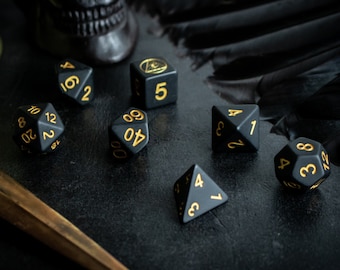 Eye of Raven - Juego de dados Arcana Clockwork exclusivo en negro mate con tinta dorada para D&D, Pathfinder y juegos de rol de mesa
