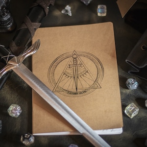 Carnet de notes de l'aventurier voyou - Papier kraft à pois A5 - Marque-page en cuir en option - Cadeau idéal pour D&D et RPG de table