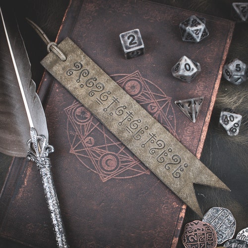 Marque-page de l'aventurier - Marque-page en cuir fumé gris en relief - Cadeau idéal pour D&D et RPG de table