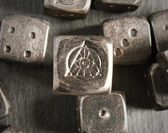 Fenrir - Dados de acero únicos con mecanismo de relojería para juegos de D&D, Pathfinder, Warhammer y TTRPG.