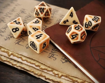 Raíz de Mandrágora - Dados de D&D de hueso envejecido con Ojo que todo lo ve - para TTRPG