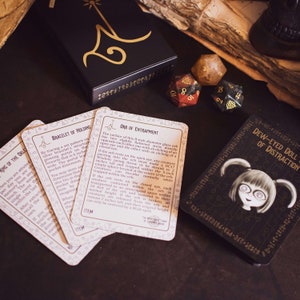 Cartes d'objets magiques D&D 5e - Les mystérieuses bibelots de Zavinious Akkol - Cadeau idéal pour les RPG de table