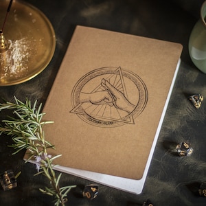 Carnet de notes moine aventurier - papier kraft à pois A5 - marque-page en cuir en option - cadeau idéal pour D&D et RPG de table