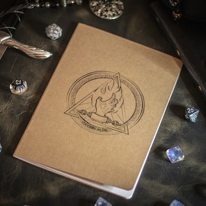 Cahier de l'aventurier sorcier/sorcière - papier kraft à pois A5 - marque-page en cuir en option - cadeau idéal pour D&D et RPG de table
