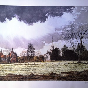 Könnte beinhalten: Ein Aquarelldruck einer ländlichen Landschaft mit einer Kirche, Feldern und Bäumen unter einem bewölkten Himmel. Das Kunstwerk verwendet eine gedämpfte Farbpalette aus Grau, Braun und Grün. Der Druck ist mit 56/300 nummeriert.