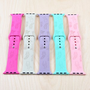 Pu&ograve; includere: Cinque cinturini per orologio in silicone di diversi colori con un motivo a cactus. I cinturini sono rosa, grigio chiaro, lavanda, blu chiaro e rosa chiaro.