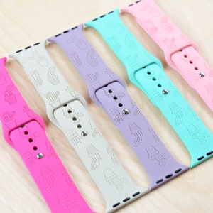 Pu&ograve; includere: Sei cinturini Apple Watch di diversi colori con un design a cactus. I cinturini sono rosa, azzurro, viola, grigio, verde e bianco.