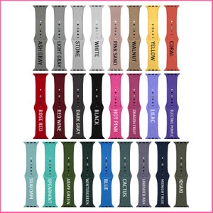 Puede incluir: Una colecci&oacute;n de 20 bandas de Apple Watch de diferentes colores. Las bandas est&aacute;n hechas de silicona y vienen en una variedad de colores, incluyendo rojo, azul, verde, negro, blanco y rosa. Las bandas se muestran todas en una fila, con el nombre del color impreso en cada banda.