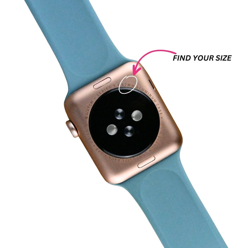 Puede incluir: Un Apple Watch Series 3 de color oro rosa con una banda deportiva azul. La parte posterior del reloj es visible, mostrando el texto "Apple Watch Series 3 42MM Aluminum Case".