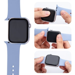 Puede incluir: Una banda de reloj Apple de silicona azul claro con un reloj Apple plateado. La banda se muestra siendo conectada al reloj.