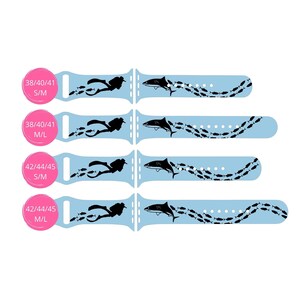 Op de afbeelding: Vier verschillende maten Apple Watch-bandjes met een blauwe achtergrond en een zwart silhouet van een haai en een duiker die zwemmen met een school vissen. De bandjes zijn gelabeld met de maten 38/40/41 S/M, 38/40/41 M/L, 42/44/45 S/M en 42/44/45 M/L.