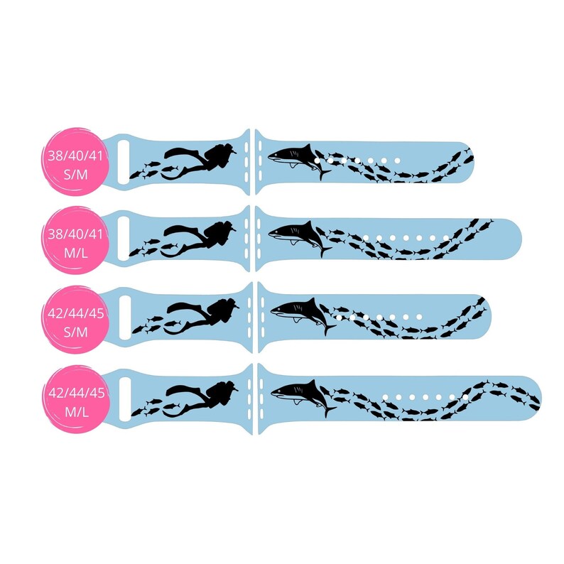 Op de afbeelding: Vier verschillende maten Apple Watch-bandjes met een blauwe achtergrond en een zwart silhouet van een haai en een duiker die zwemmen met een school vissen. De bandjes zijn gelabeld met de maten 38/40/41 S/M, 38/40/41 M/L, 42/44/45 S/M en 42/44/45 M/L.
