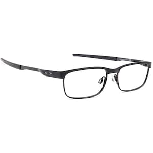 K&ouml;nnte beinhalten: Schwarze Metallgestellbrille mit rechteckiger Gl&auml;serform. Der Rahmen hat ein d&uuml;nnes, elegantes Design und ist aus Metall.