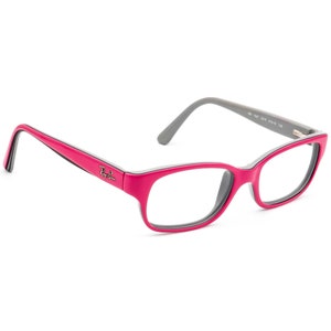 Puede incluir: Gafas de plástico con montura rosa y gris con el logotipo de Ray-Ban en el lateral.