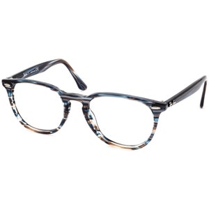 Peut inclure: Lunettes de vue rayées bleu et marron avec des verres transparents.