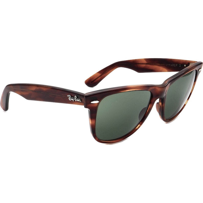 Może przedstawiać: Okulary przeciwsłoneczne Ray-Ban Wayfarer w brązowym kolorze imitującym pancerz ż&oacute;łwia z zielonymi szkłami.