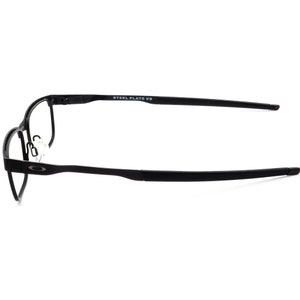K&ouml;nnte beinhalten: Schwarze rechteckige Brille mit einem d&uuml;nnen schwarzen Rahmen und schwarzen B&uuml;geln. Die B&uuml;gel sind mit "STEEL PLATE XS" beschriftet.