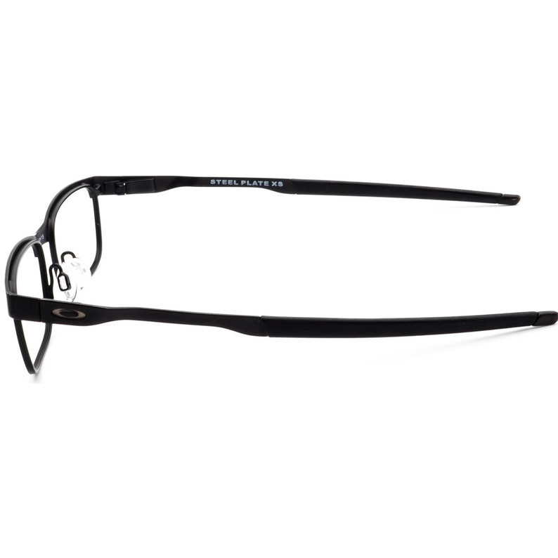 K&ouml;nnte beinhalten: Schwarze rechteckige Brille mit einem d&uuml;nnen schwarzen Rahmen und schwarzen B&uuml;geln. Die B&uuml;gel sind mit "STEEL PLATE XS" beschriftet.