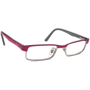 Puede incluir: Un par de gafas rectangulares de color rosa y plata con el logotipo de Ray-Ban en el lateral.