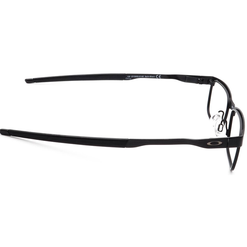 K&ouml;nnte beinhalten: Schwarze rechteckige Brille mit einem d&uuml;nnen Metallrahmen. Der Rahmen hat eine subtile Kr&uuml;mmung und die B&uuml;gel sind aus schwarzem Kunststoff. Der Text "130 OY3002-0148 Satin Black CE China" ist auf dem rechten B&uuml;gel aufgedruckt.