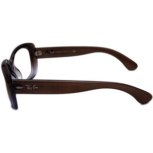 K&ouml;nnte beinhalten: Braune Sonnenbrille aus Kunststoff mit Verlaufsglas. Die Sonnenbrille tr&auml;gt das Ray-Ban-Logo an der Seite und den Text "Made in Italy" am B&uuml;gel.