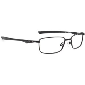 Puede incluir: Gafas rectangulares de montura negra con un fino marco de metal y lentes transparentes. El nombre de la marca es visible en el lateral de la montura.