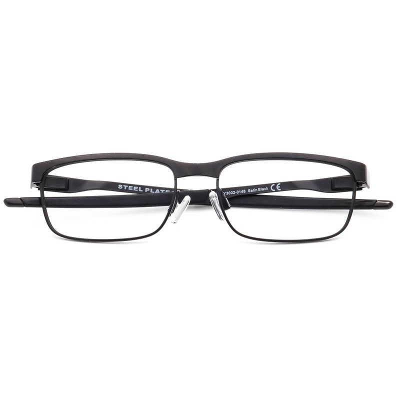 K&ouml;nnte beinhalten: Schwarze Metallgestellbrille mit klaren Gl&auml;sern. Der Rahmen hat eine subtile Kr&uuml;mmung und die B&uuml;gel sind aus Metall. Der Text "STEEL PLATE" und "Y3002-0148 Satin Black CE" ist auf dem Rahmen aufgedruckt.