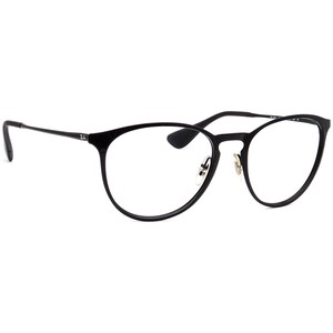 Peut inclure: Lunettes rondes noires avec des branches fines et un pont. Les lunettes présentent une courbe subtile et un design classique. Le logo Ray-Ban est visible sur la branche.