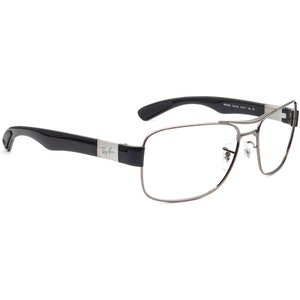 Puede incluir: Gafas rectangulares plateadas con patillas de pl&aacute;stico negro. Las patillas est&aacute;n etiquetadas con "Ray-Ban".