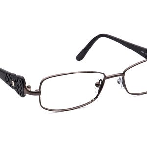 Può includere: Un paio di occhiali in metallo marrone con aste in plastica nera. Le aste hanno un design decorativo.