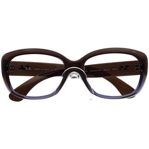 K&ouml;nnte beinhalten: Braune Kunststoff-Brille mit wei&szlig;em Rand. Die Brille hat eine Cat-Eye-Form und tr&auml;gt die Aufschrift "Jackie Ohh 860/51 58013" an der Seite.
