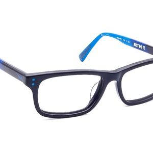 Puede incluir: Gafas rectangulares negras y azules con el texto "JUST DO IT." en la patilla derecha.