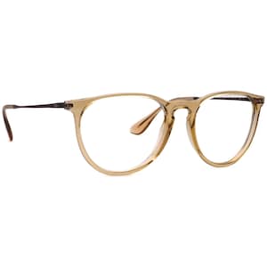 Peut inclure: Une paire de lunettes avec une monture marron clair et des branches marron foncé. Les verres ronds sont transparents. Les lunettes sont posées sur un fond blanc.