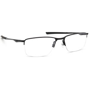 Peut inclure: Lunettes à monture métallique noire avec un design semi-cerclé. Les lunettes ont une forme rectangulaire avec des verres transparents et une esthétique élégante et moderne. Les branches sont fines et s'étendent jusqu'aux embouts.