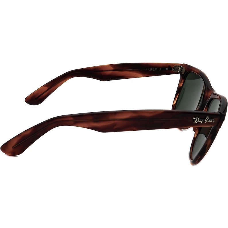 Może przedstawiać: Okulary przeciwsłoneczne Ray-Ban Wayfarer w brązowym kolorze imitującym pancerzyk ż&oacute;łwia z zielonymi szkłami.