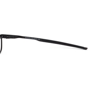 K&ouml;nnte beinhalten: Schwarze Metallbrille mit dem Text "STEEL PLATE XS" am B&uuml;gel.