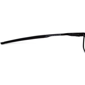 K&ouml;nnte beinhalten: Schwarze Brille mit schwarzem Rahmen und schwarzen B&uuml;geln. Die B&uuml;gel sind mit "130 OY3302-0148 Satin Black CE China" beschriftet.