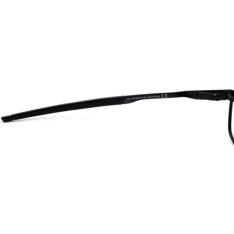 K&ouml;nnte beinhalten: Schwarze Brille mit schwarzem Rahmen und schwarzen B&uuml;geln. Die B&uuml;gel sind mit "130 OY3302-0148 Satin Black CE China" beschriftet.