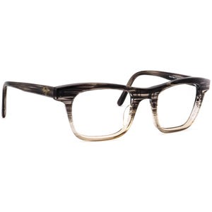 Puede incluir: Un par de gafas con un patrón a rayas en tonos marrones y beige. Las monturas tienen forma rectangular con un efecto degradado, pasando del marrón oscuro a un color beige más claro. Las patillas son de color marrón oscuro.