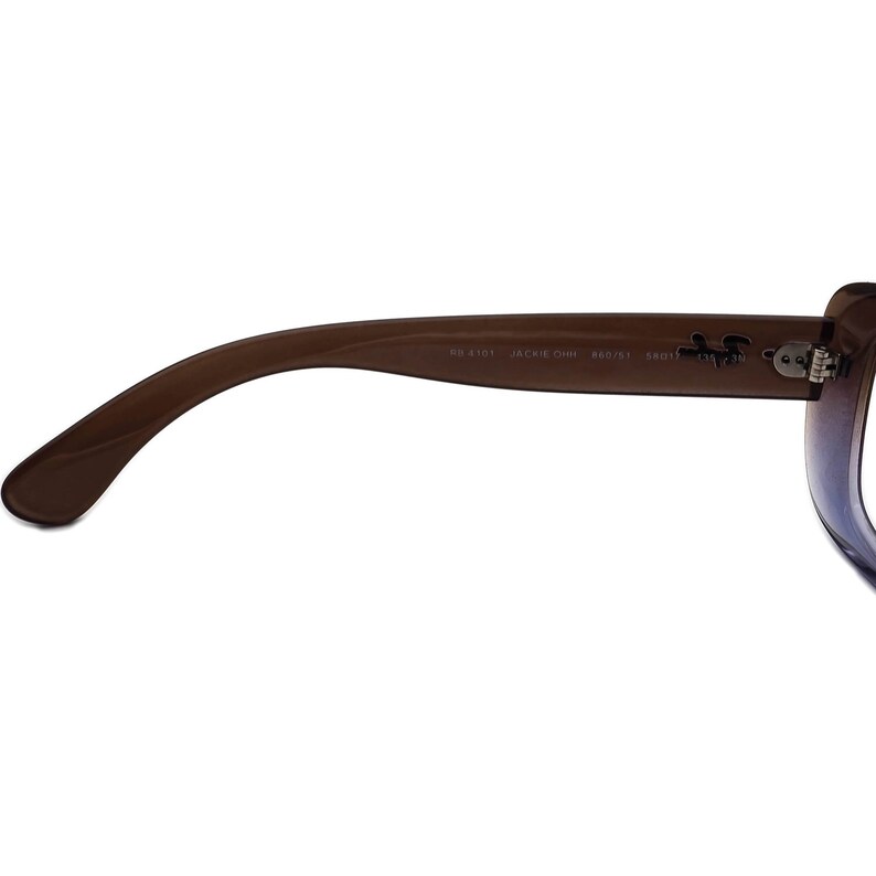 K&ouml;nnte beinhalten: Braune Sonnenbrille aus Kunststoff mit Verlaufsglas. Die Sonnenbrille tr&auml;gt den Text "RB 4101 JACKIE OHM 60□15 58□17 135" auf dem B&uuml;gel.
