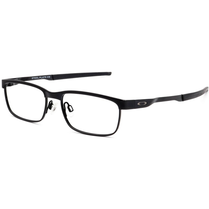 K&ouml;nnte beinhalten: Schwarze Metallgestellbrille mit klaren Gl&auml;sern. Der Rahmen hat eine subtile Kr&uuml;mmung und die B&uuml;gel sind mit "STEEL PLATE XS" gekennzeichnet.